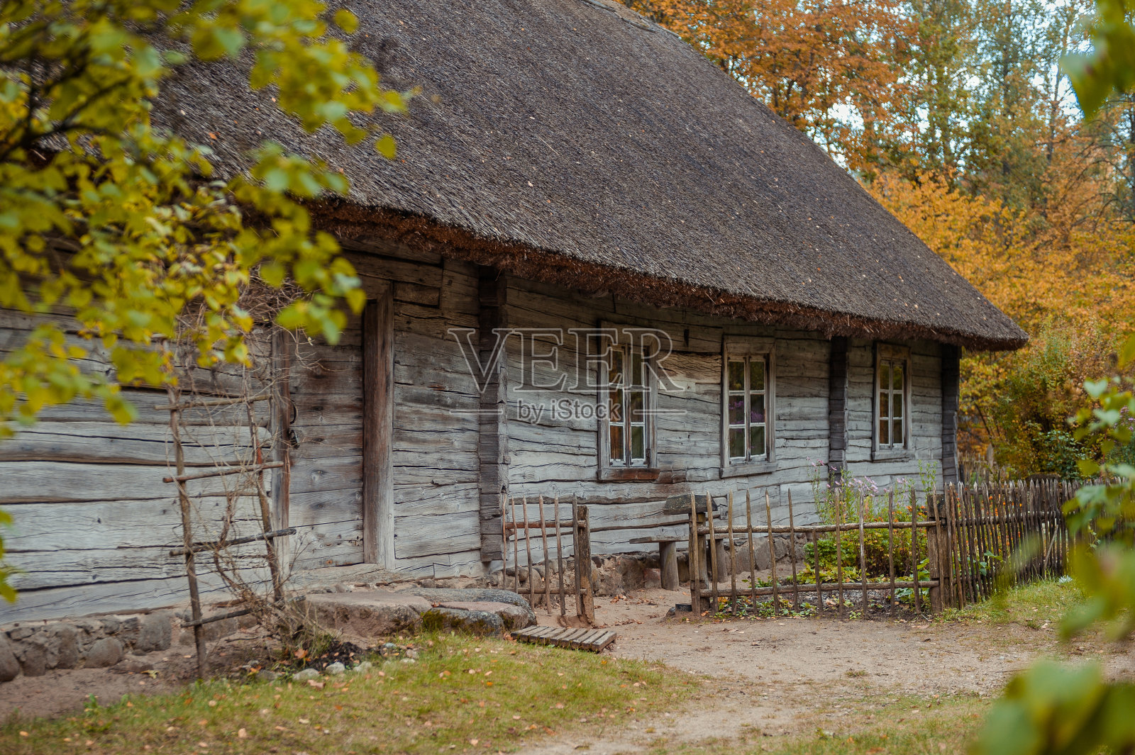 拉脱维亚南部乡村房屋的一个例子。照片摄影图片