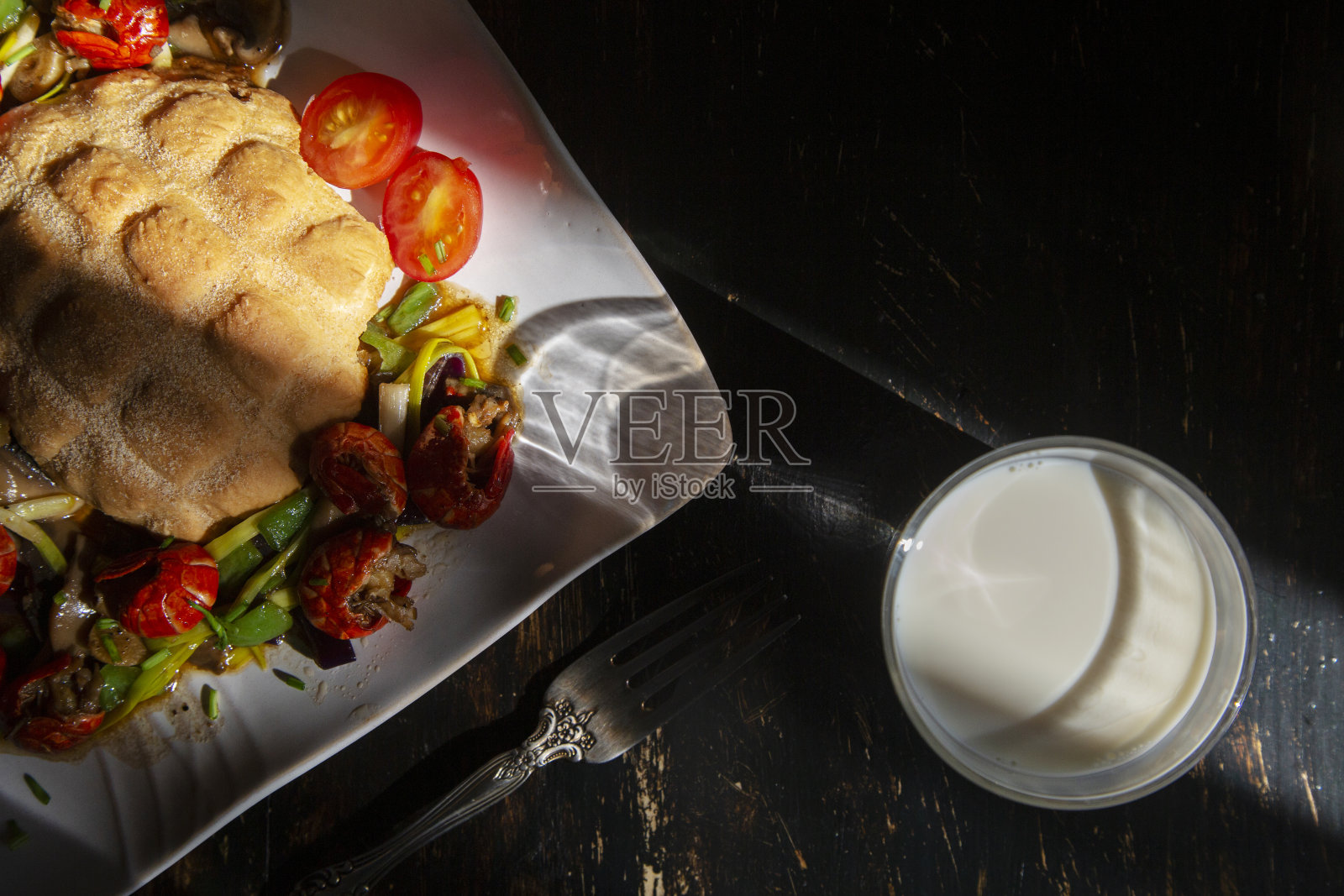 家宴:波卡面包和韭菜炖小龙虾照片摄影图片