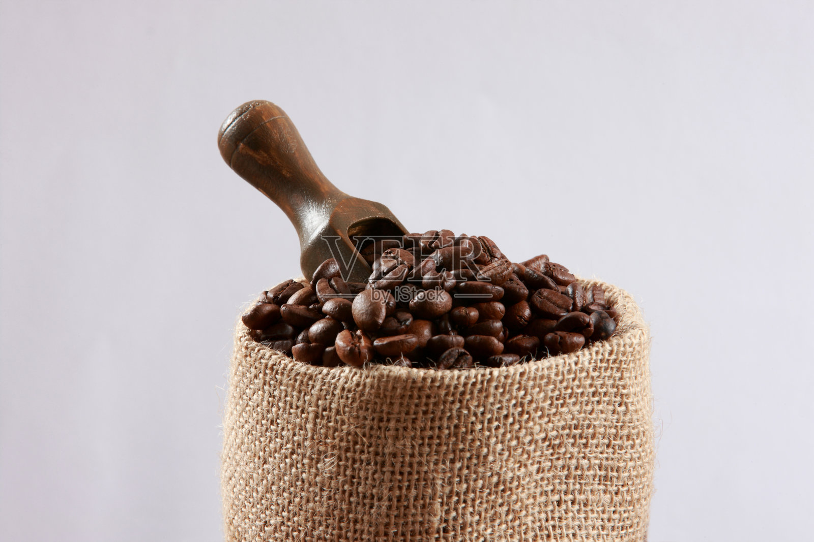 亚麻袋装新鲜烘培咖啡豆照片摄影图片