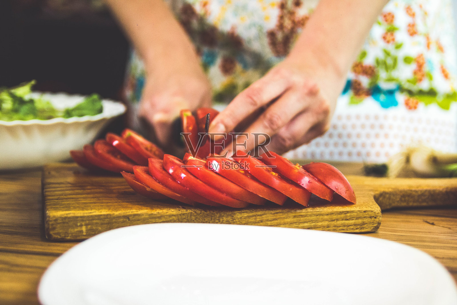 女性切西红柿照片摄影图片