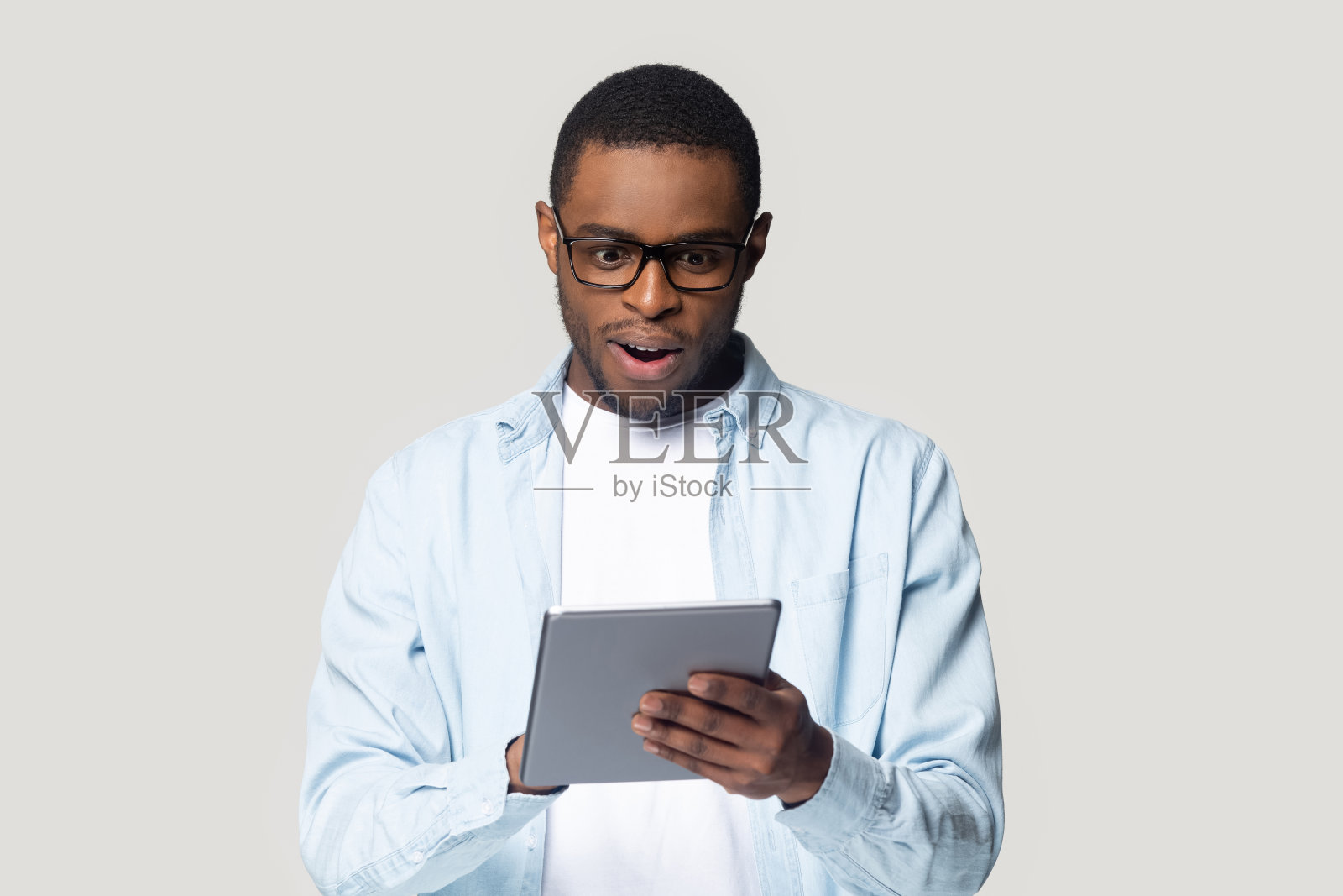 一名非洲裔美国男子在看平板电脑屏幕时被击中头部照片摄影图片