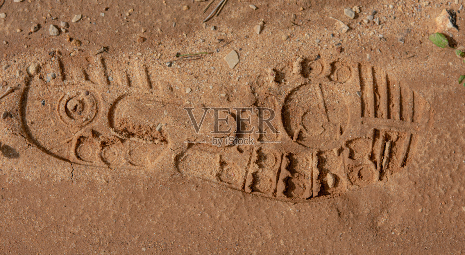 沙子上的鞋印照片摄影图片