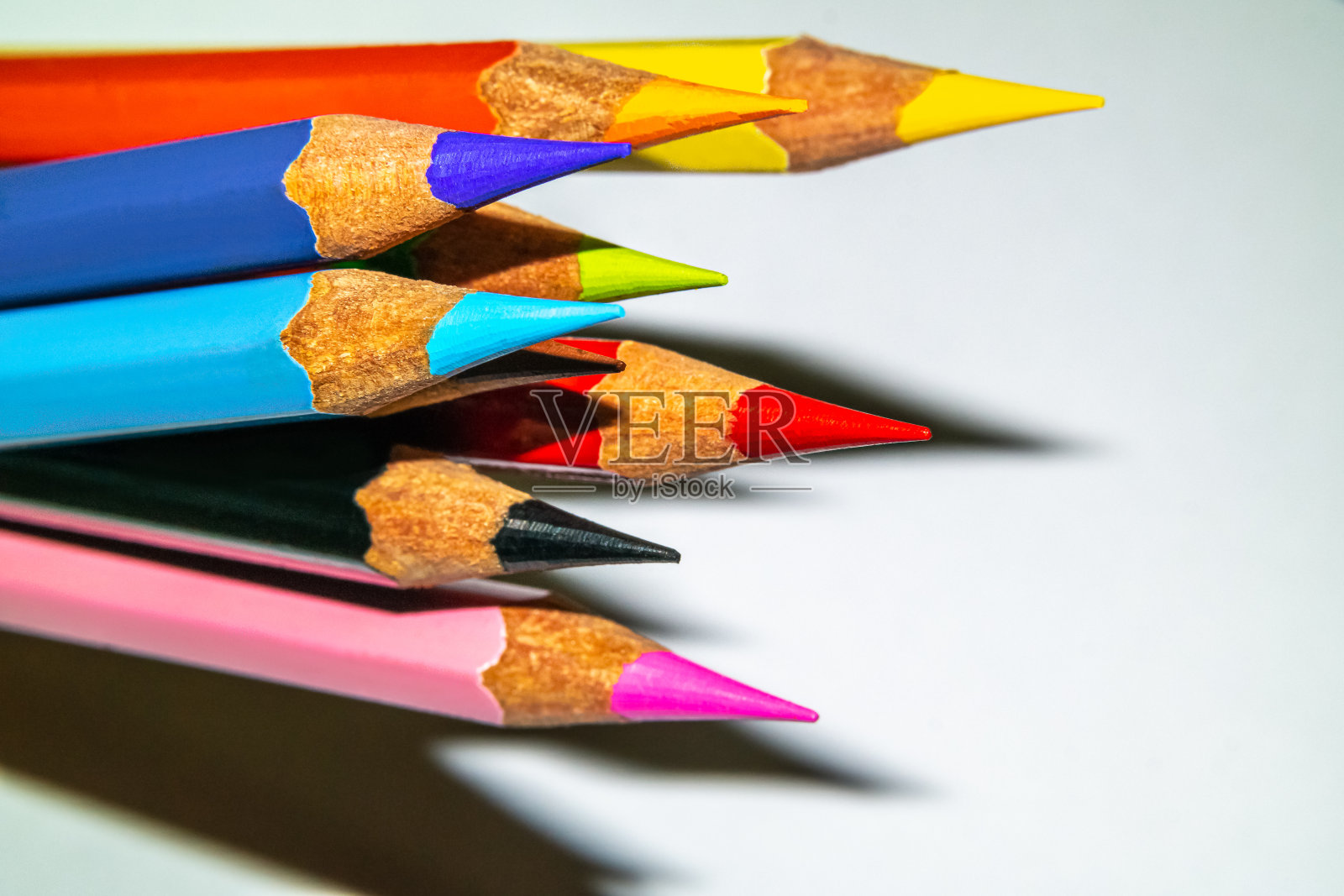 彩色铅笔排列不同的颜色照片摄影图片