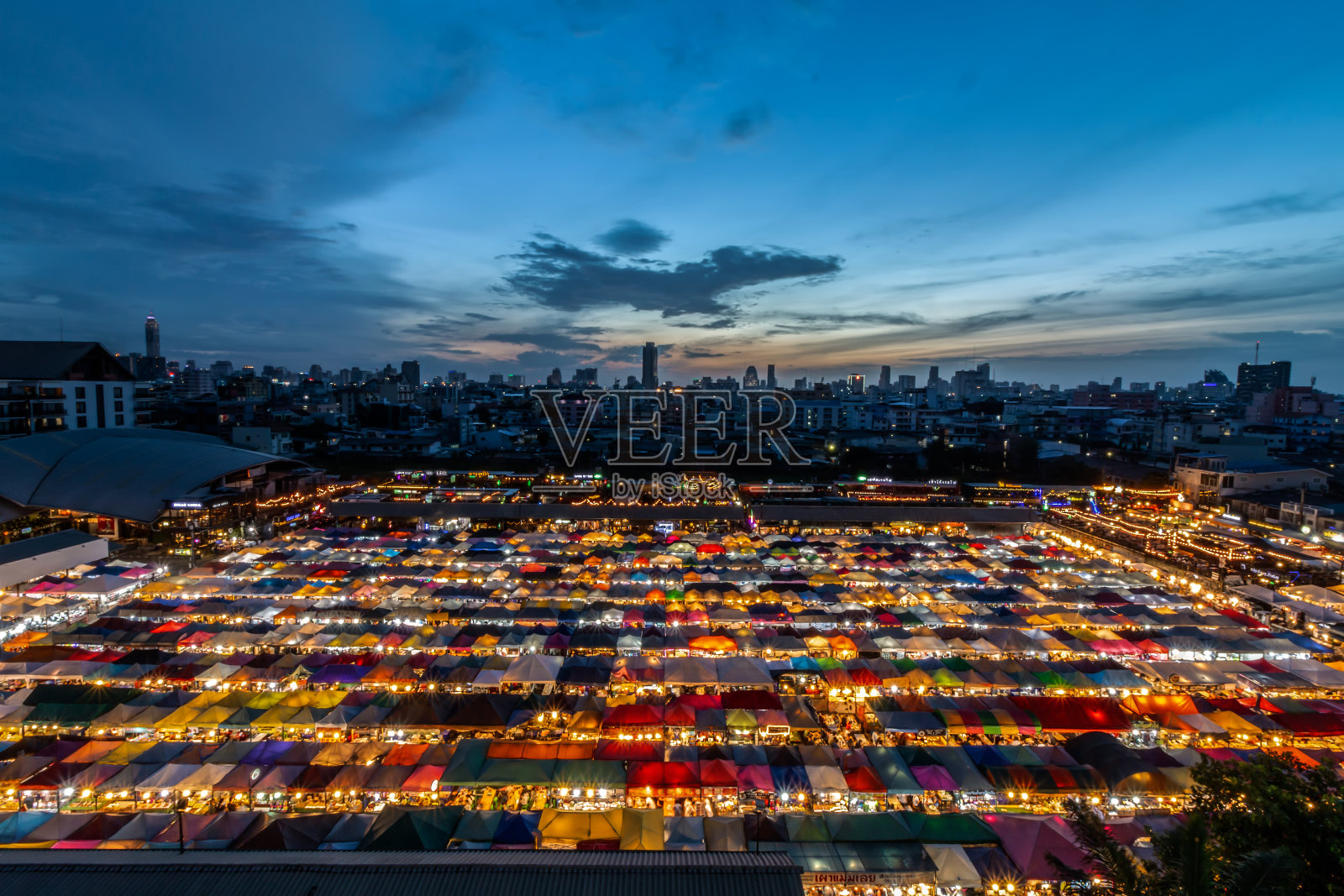 曼谷,泰国。2018年6月21日;夕阳在曼谷商业中心和各色摊位的Ratchada火车市场在曼谷，泰国。照片摄影图片