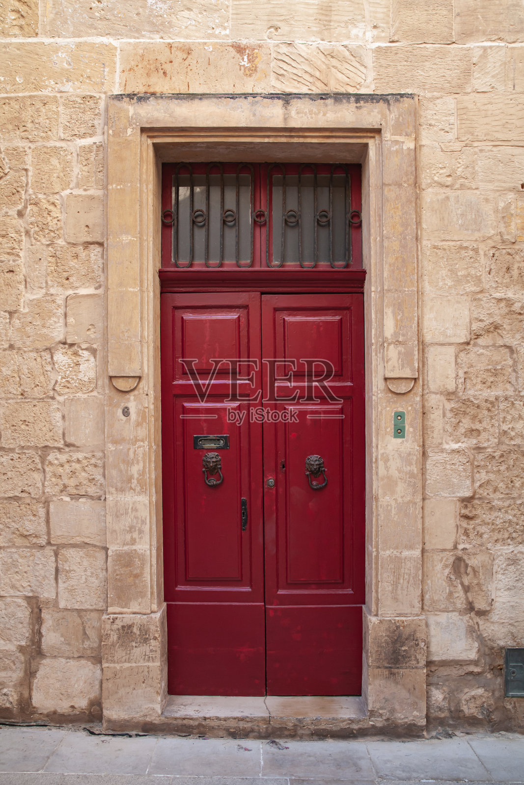 古老的红色木门和黄色的石墙。马耳他照片摄影图片