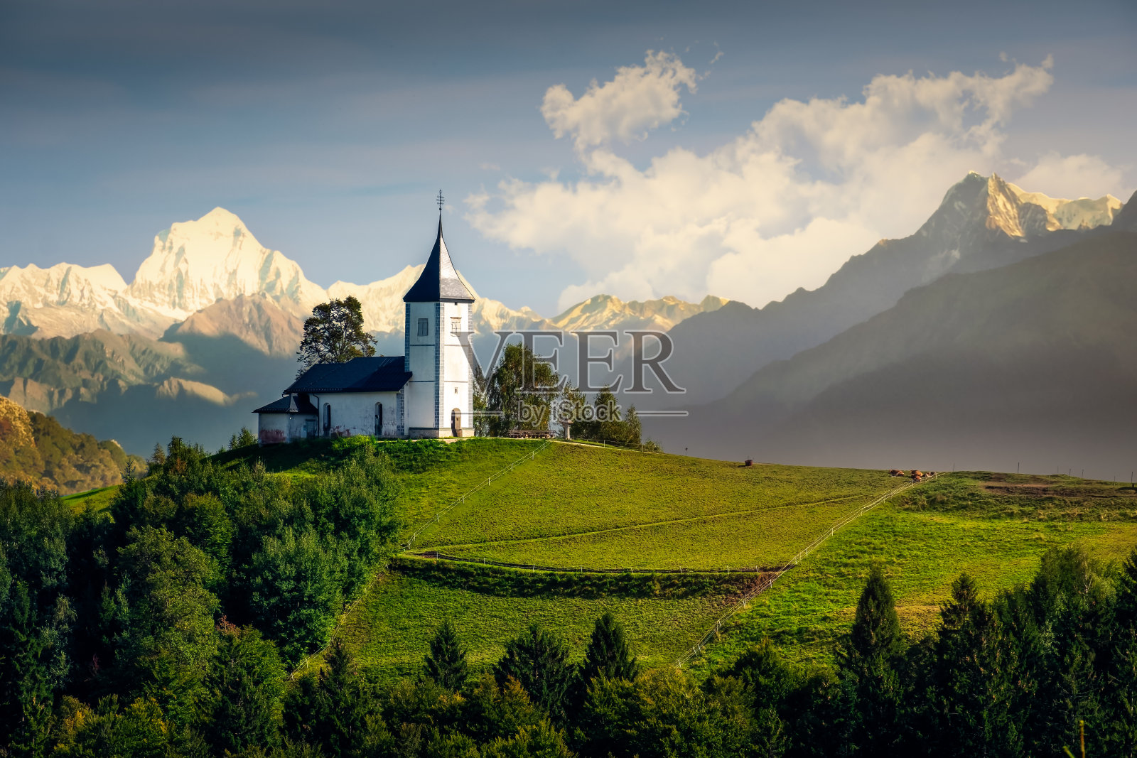 贾姆尼克教堂和普通山脉的景观-合成图像，斯洛文尼亚照片摄影图片