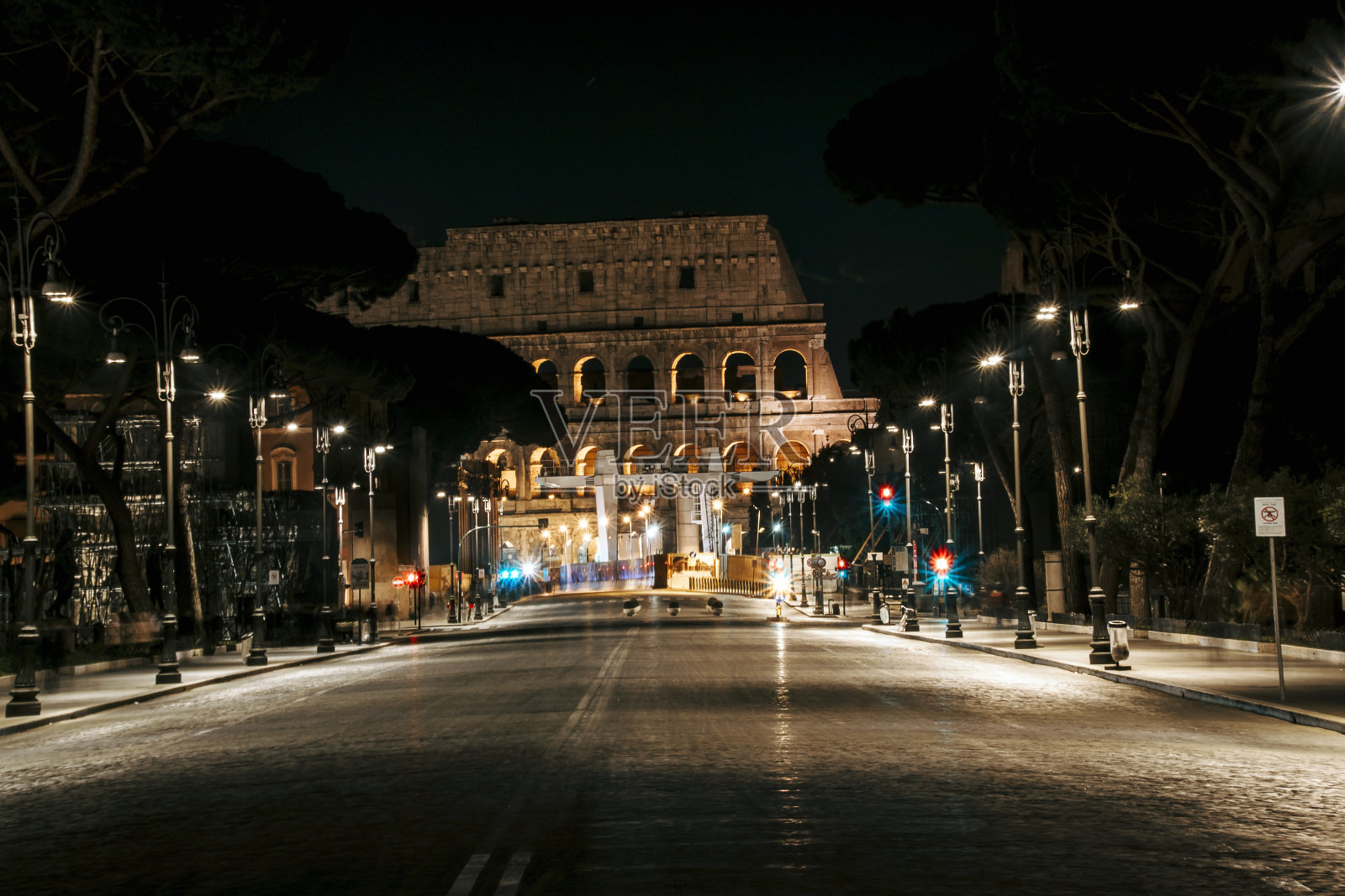 意大利罗马晚上的斗兽场照片摄影图片