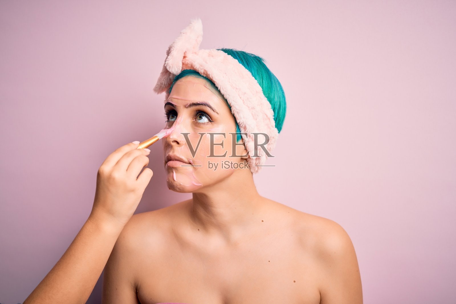 年轻美丽的女人做清洁程序的特写。使用新鲜的美容面膜作为健康水疗。照片摄影图片