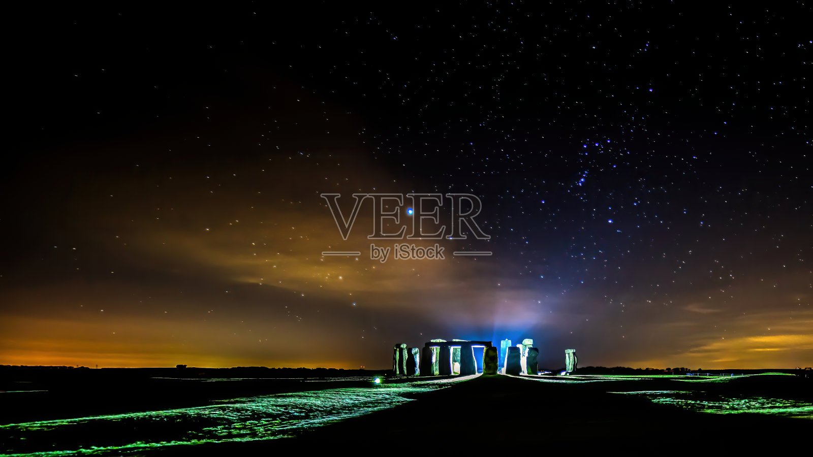 英国威尔特郡的巨石阵，在一个繁星点点的夜晚，神秘的灯光。照片摄影图片