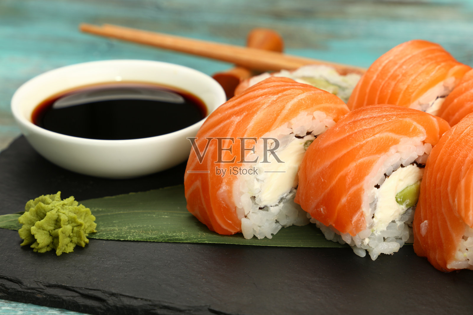 黑色石板上的三文鱼寿司卷照片摄影图片