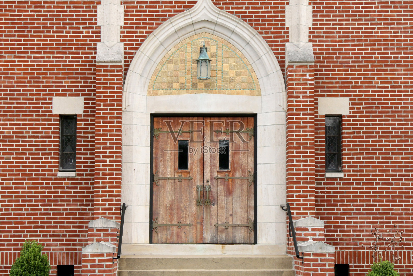老式的木质铁铰链砖教堂门照片摄影图片