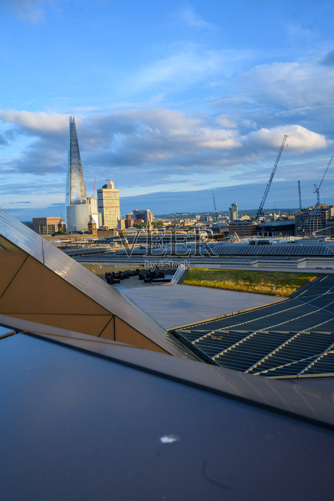 从圣保罗大教堂附近俯瞰伦敦的屋顶照片摄影图片