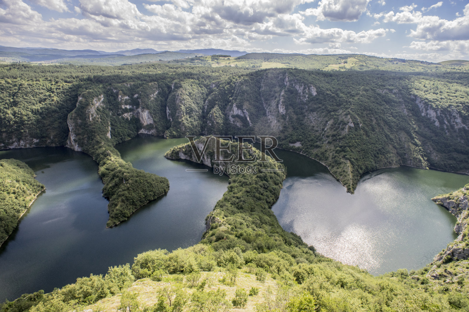 乌瓦茨河上蜿蜒的风景，Radoinjsko湖和Zlatar湖在远处，塞尔维亚，乌瓦茨河上蜿蜒的风景。照片摄影图片