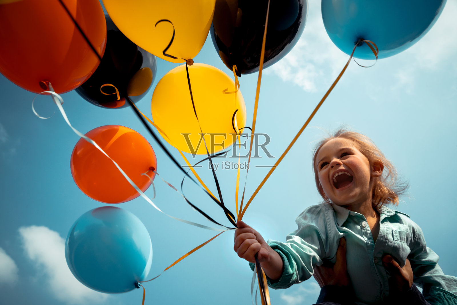 拿着彩色气球的小寿星快乐照片摄影图片