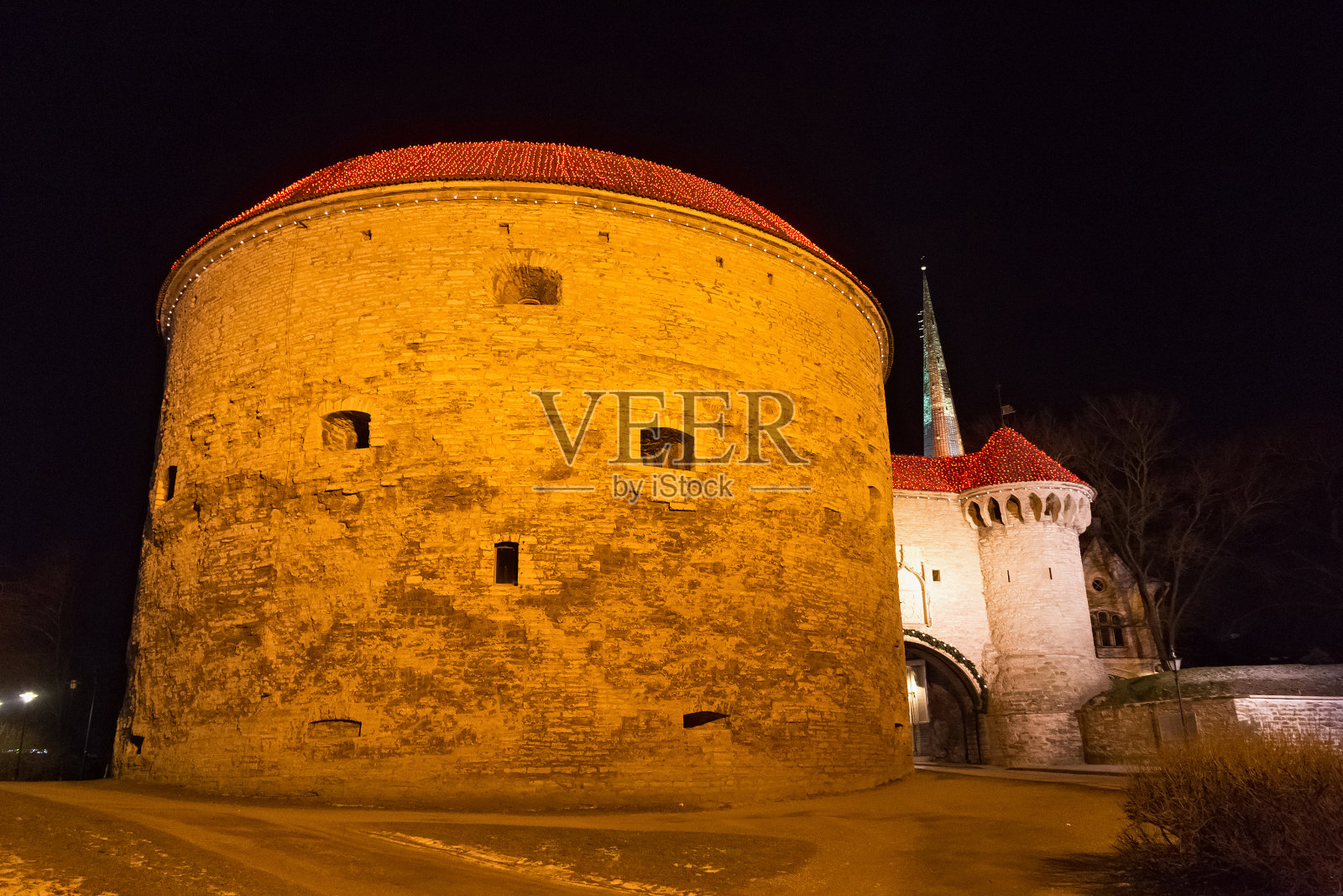 塔林历史上著名的中世纪胖玛格丽特塔的冬夜景色。爱沙尼亚。照片摄影图片