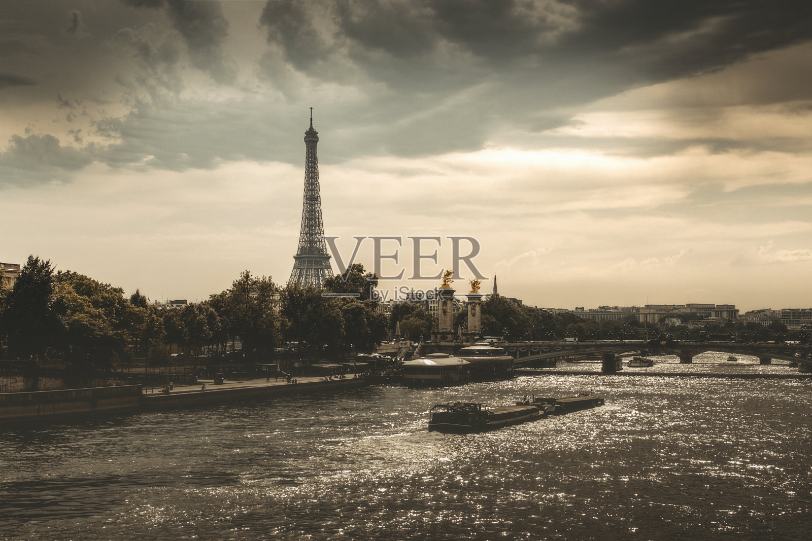 在法国巴黎的夏天，巴黎与塞纳河的Moody城市景观照片摄影图片