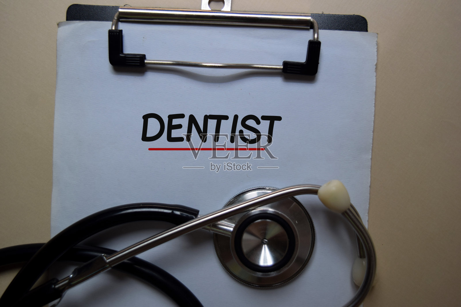 牙医写的文件和听诊器隔离在办公桌上。医疗或保健概念照片摄影图片