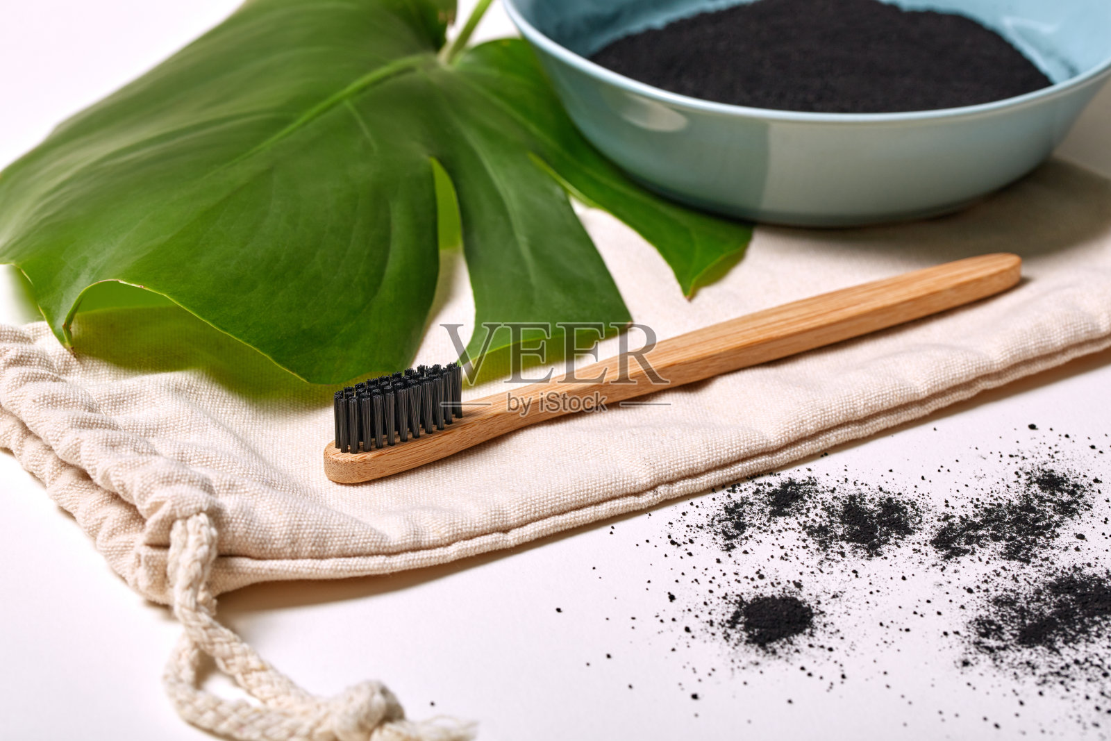 天然糊状，黑色粉末，含活性炭。用竹牙刷平铺组成。现代流行的清洁口腔的方法。Ð防漂白、美白。成分,吸收。照片摄影图片