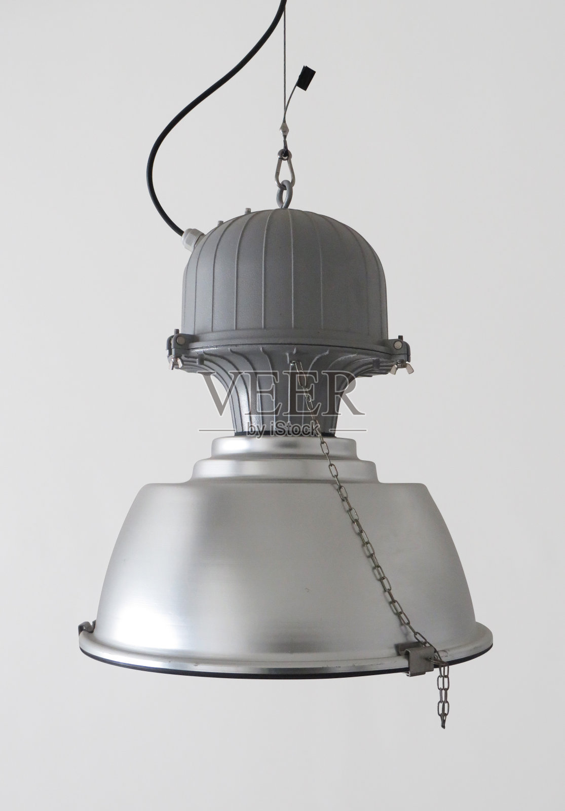 灰色吊灯，白色背景上有一个大的灰色灯罩和节能灯泡。温暖的照明和工业设计。照片摄影图片