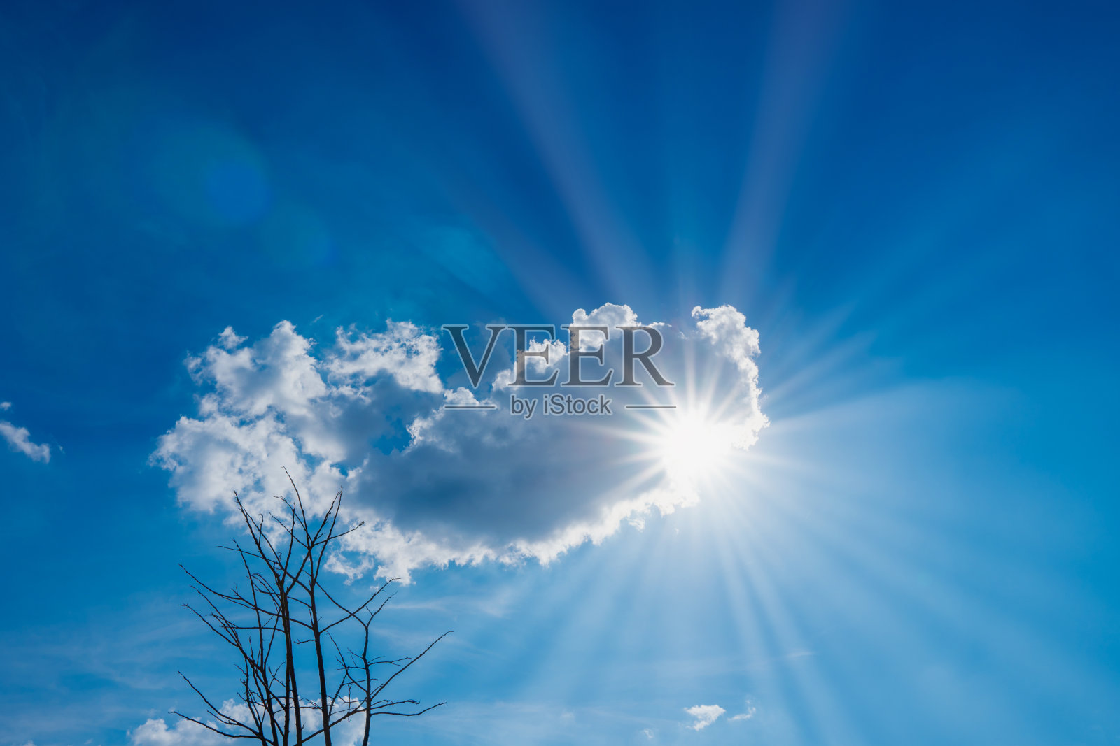 蓝天白云，阳光灿烂的一天照片摄影图片