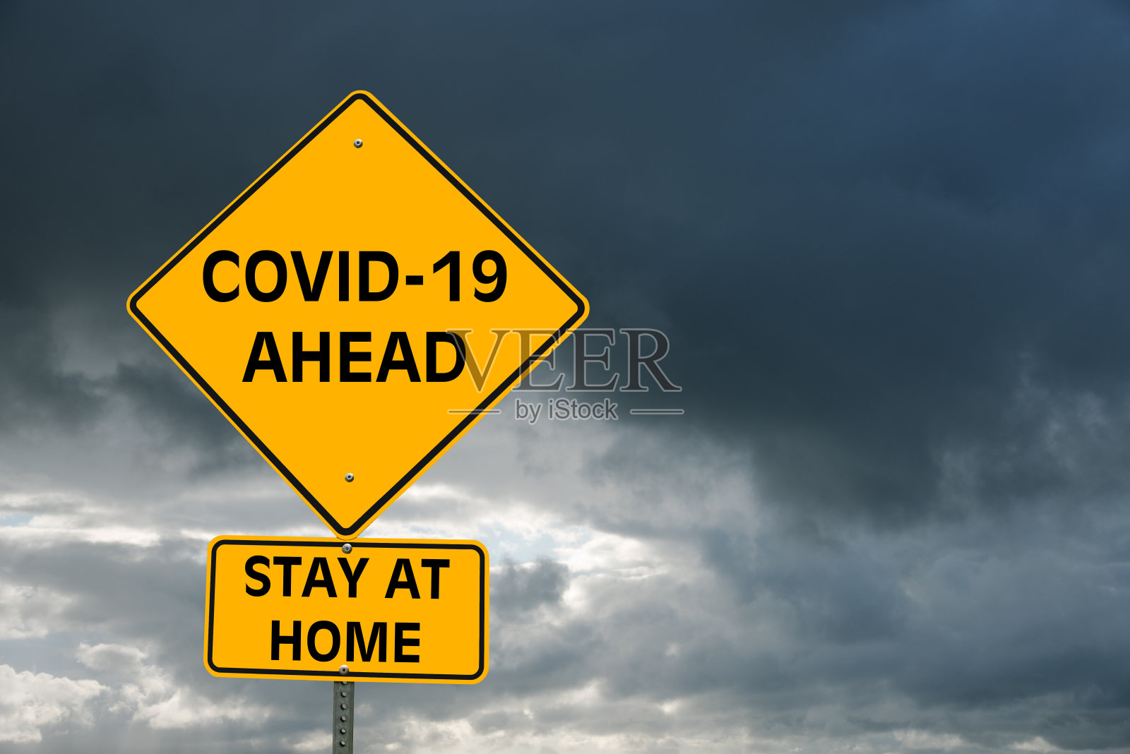 呆在家里。关于冠状病毒疫情的概念性警示路标照片摄影图片