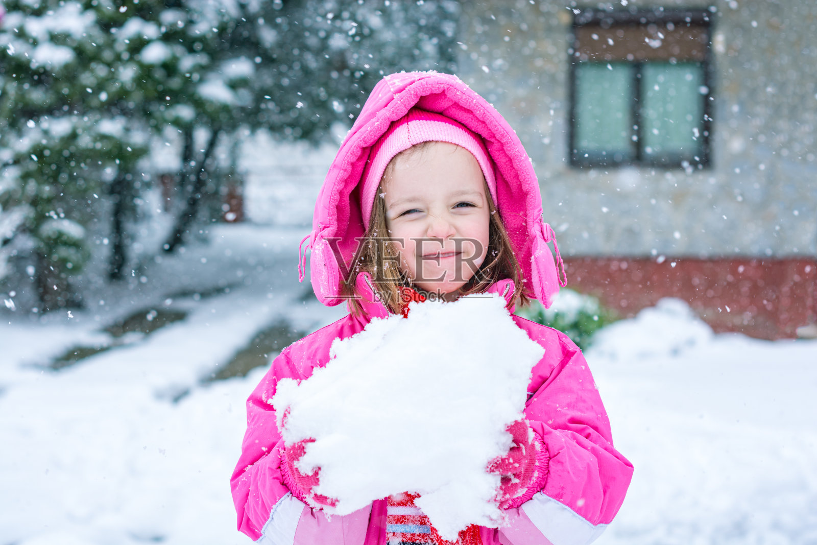 小女孩在雪地上玩耍照片摄影图片