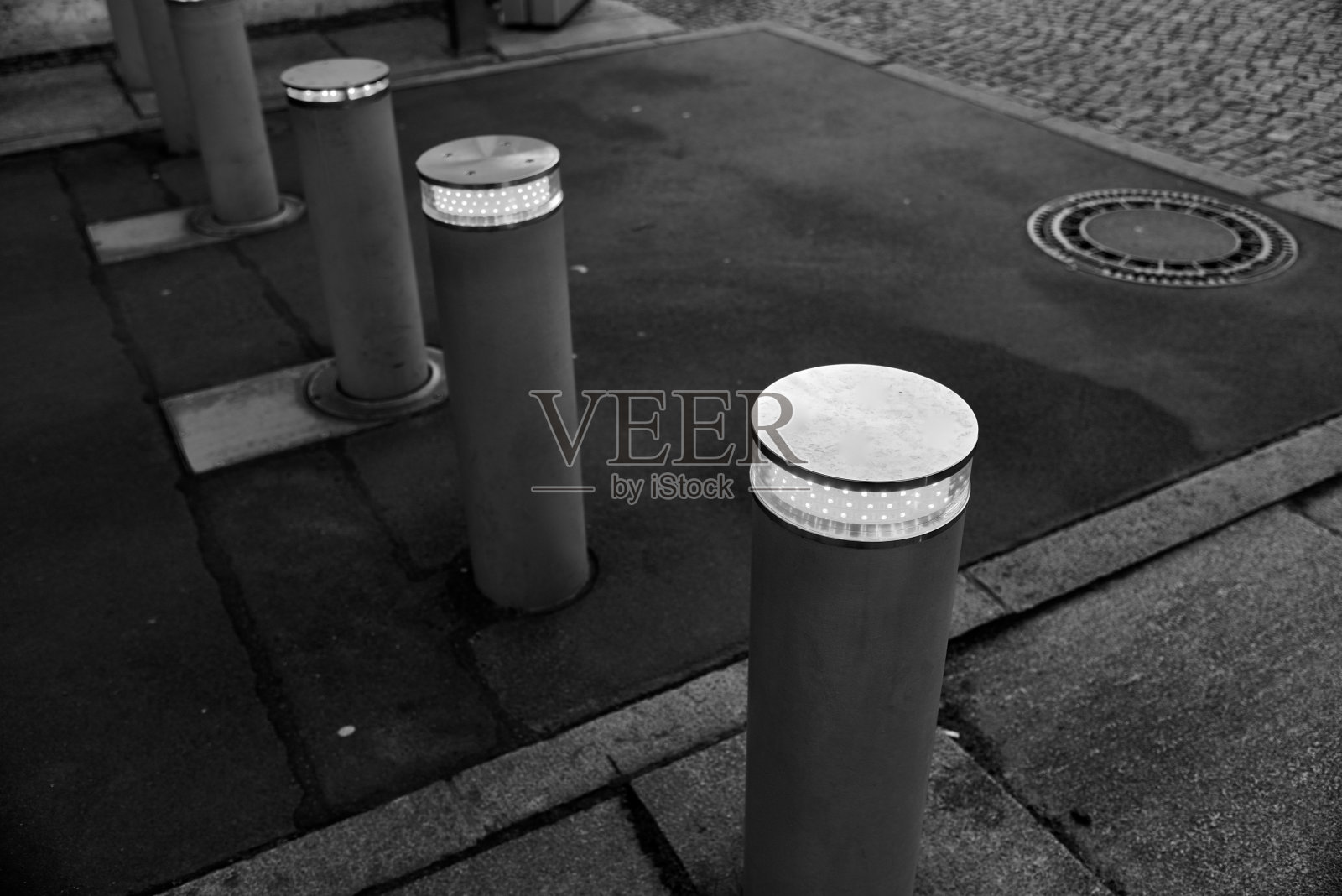 柏林某城市街道上的金属信号灯屏障照片摄影图片