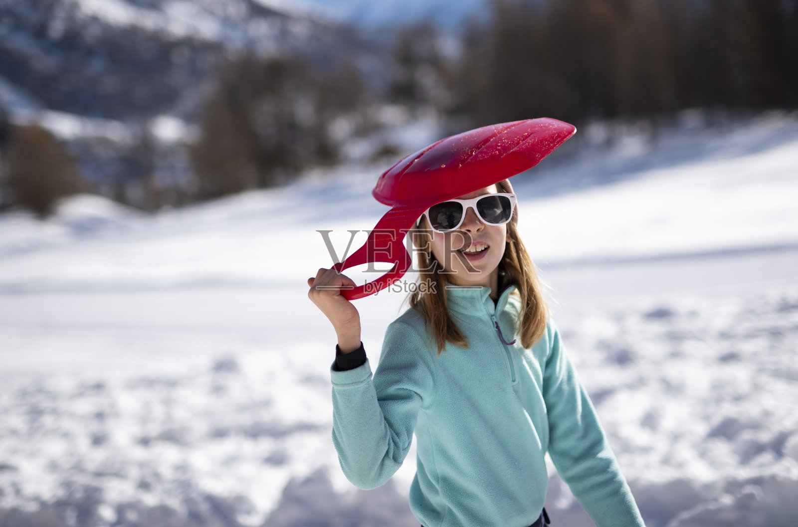 年轻的女孩在雪地里玩耍照片摄影图片