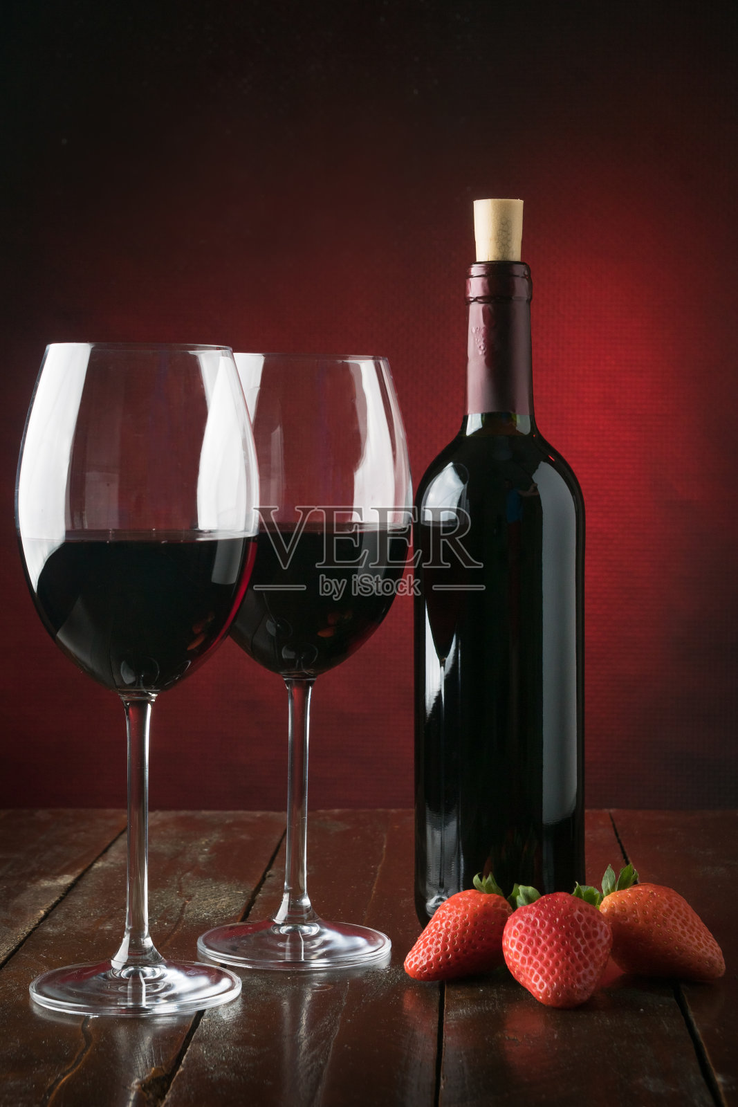 深色的酒瓶和红酒杯照片摄影图片