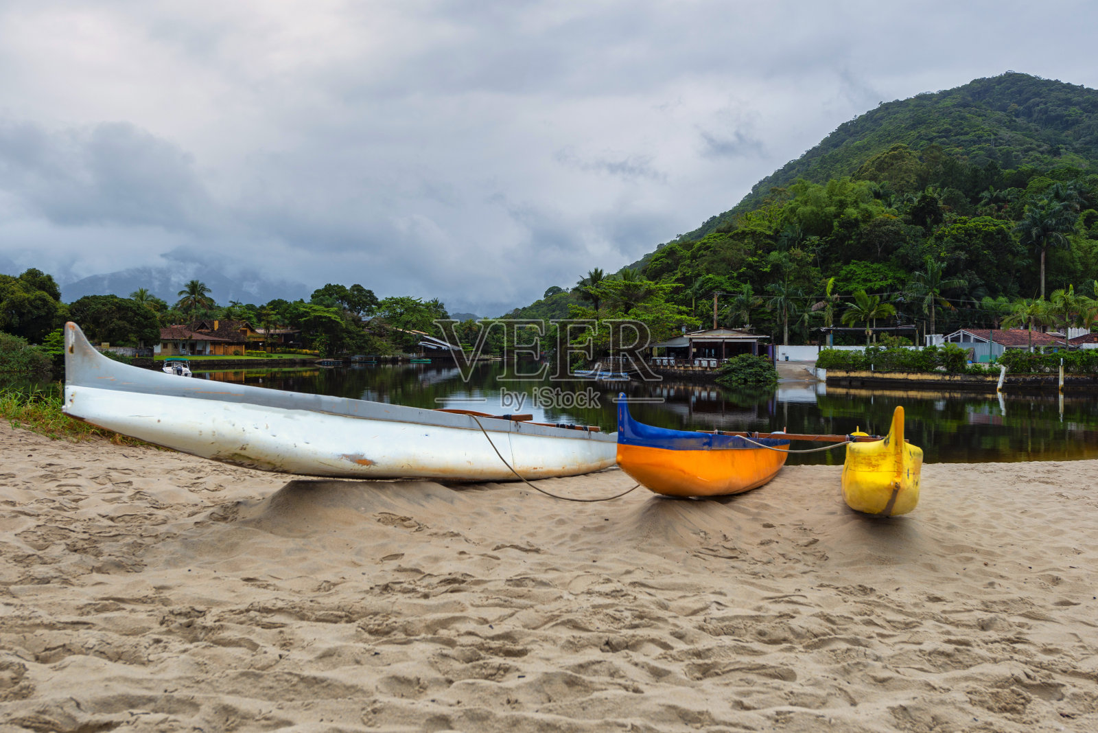 在海滩上的运动独木舟-巴拉杜乌纳海滩照片摄影图片