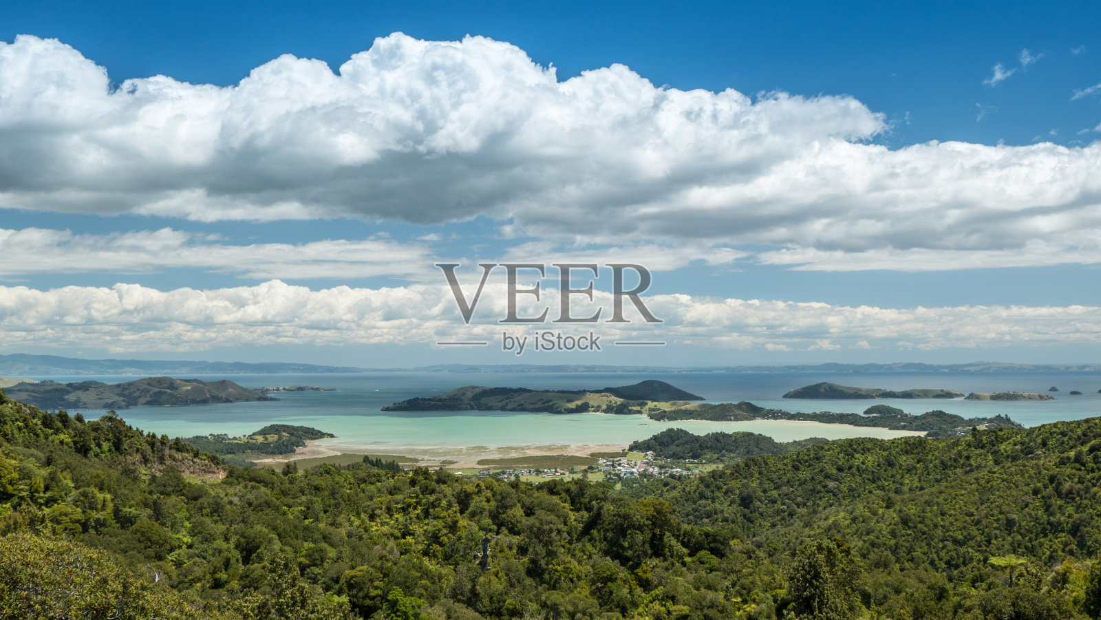 新西兰北岛科罗曼德尔村及其海湾的全景照片摄影图片