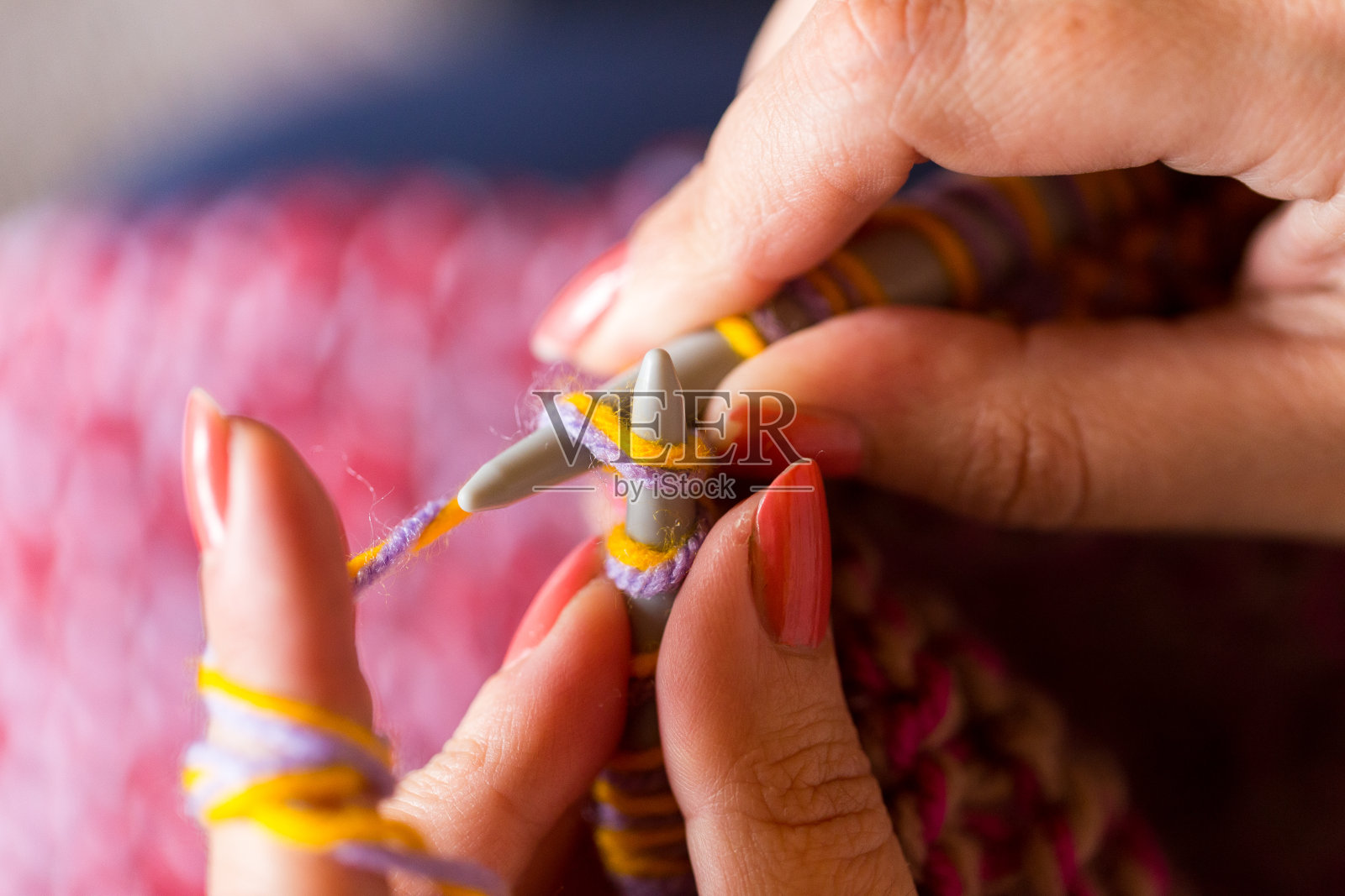 宏观特写的女人的手编织彩色毯子在家里照片摄影图片