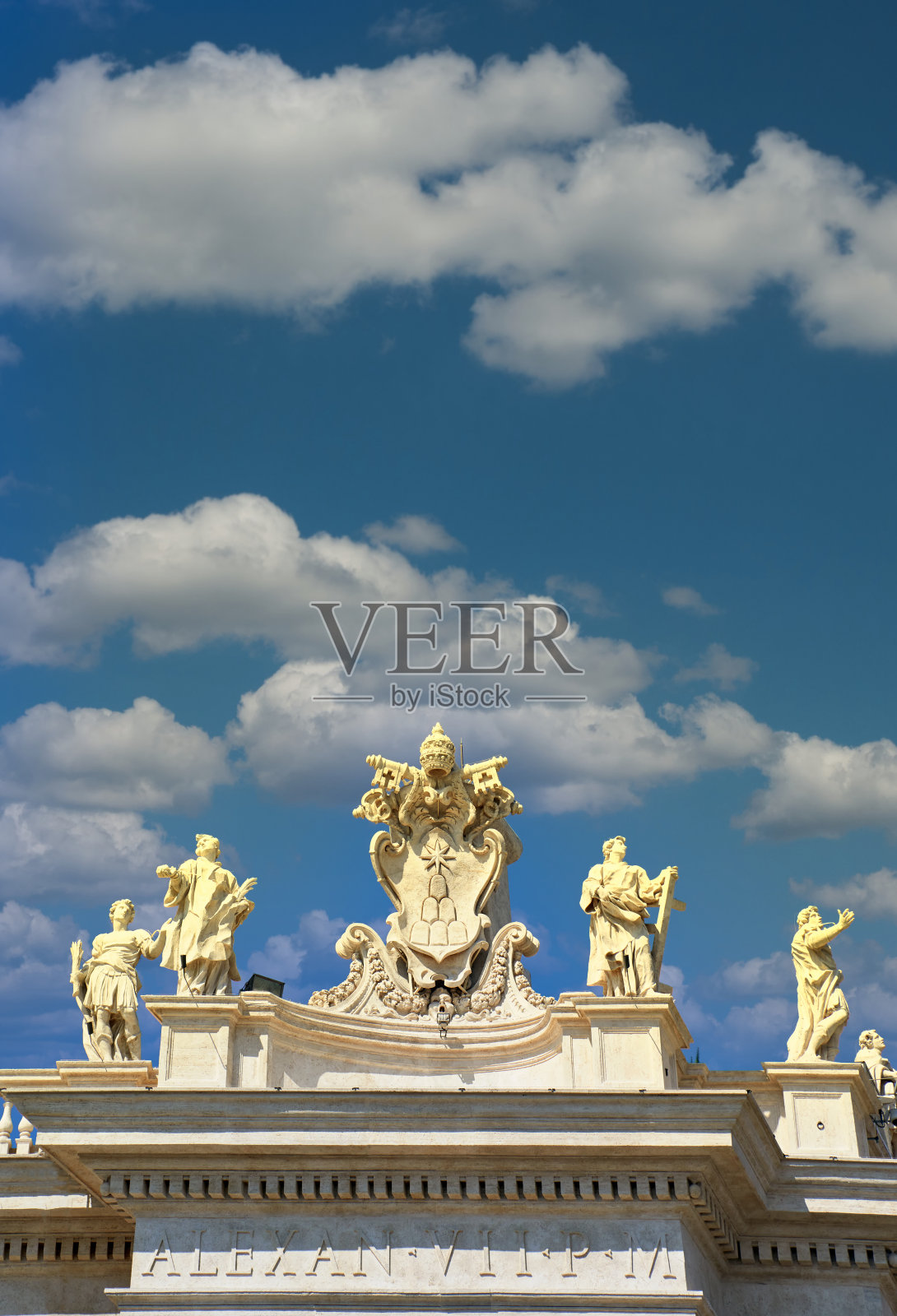 蓝色天空映衬着罗马教堂的阿克罗特里奥雕像照片摄影图片