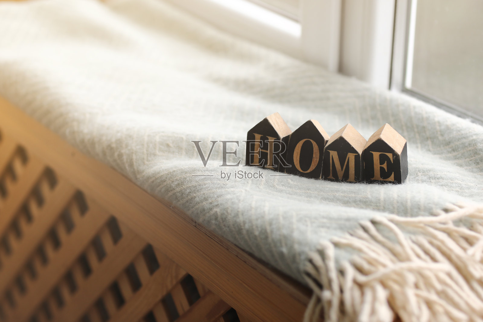 静物家居装饰在一个舒适的房子与木字母与题字的家。装饰和舒适的概念。有选择性的重点照片摄影图片