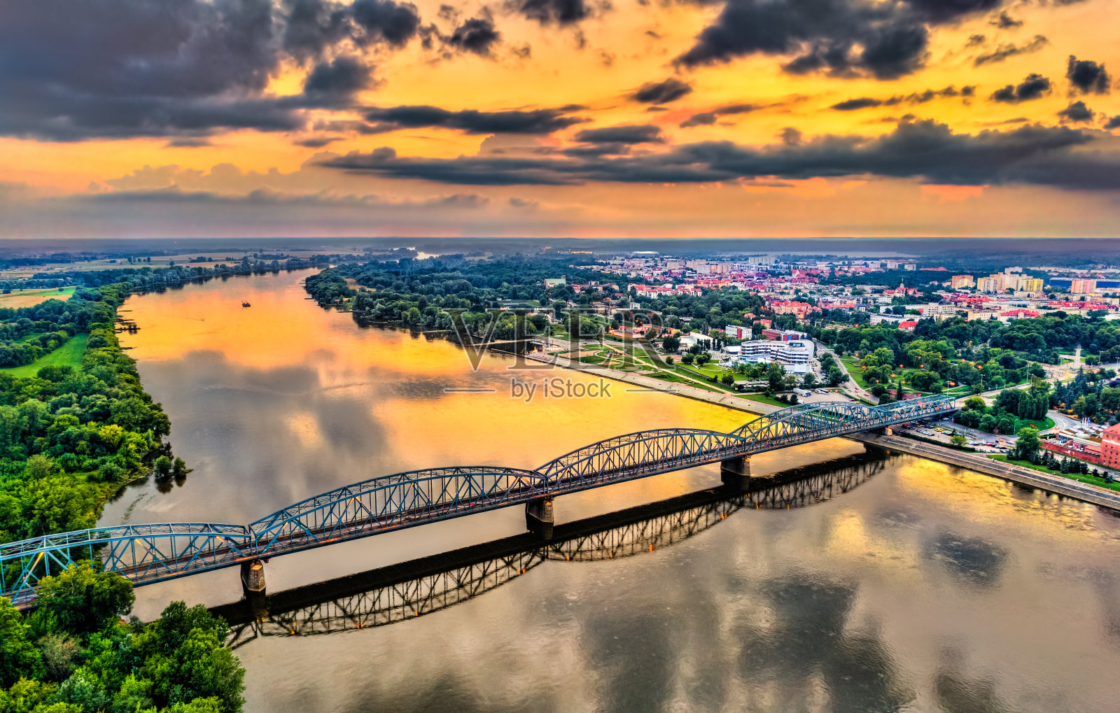 波兰托伦维斯瓦河上的约瑟夫·皮尔苏斯基桥照片摄影图片