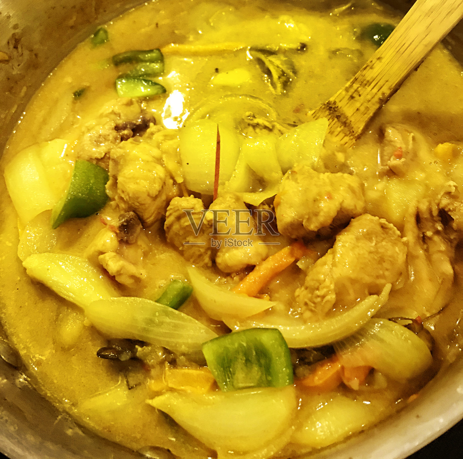 泰式咖喱鸡配柠檬草和洋葱照片摄影图片