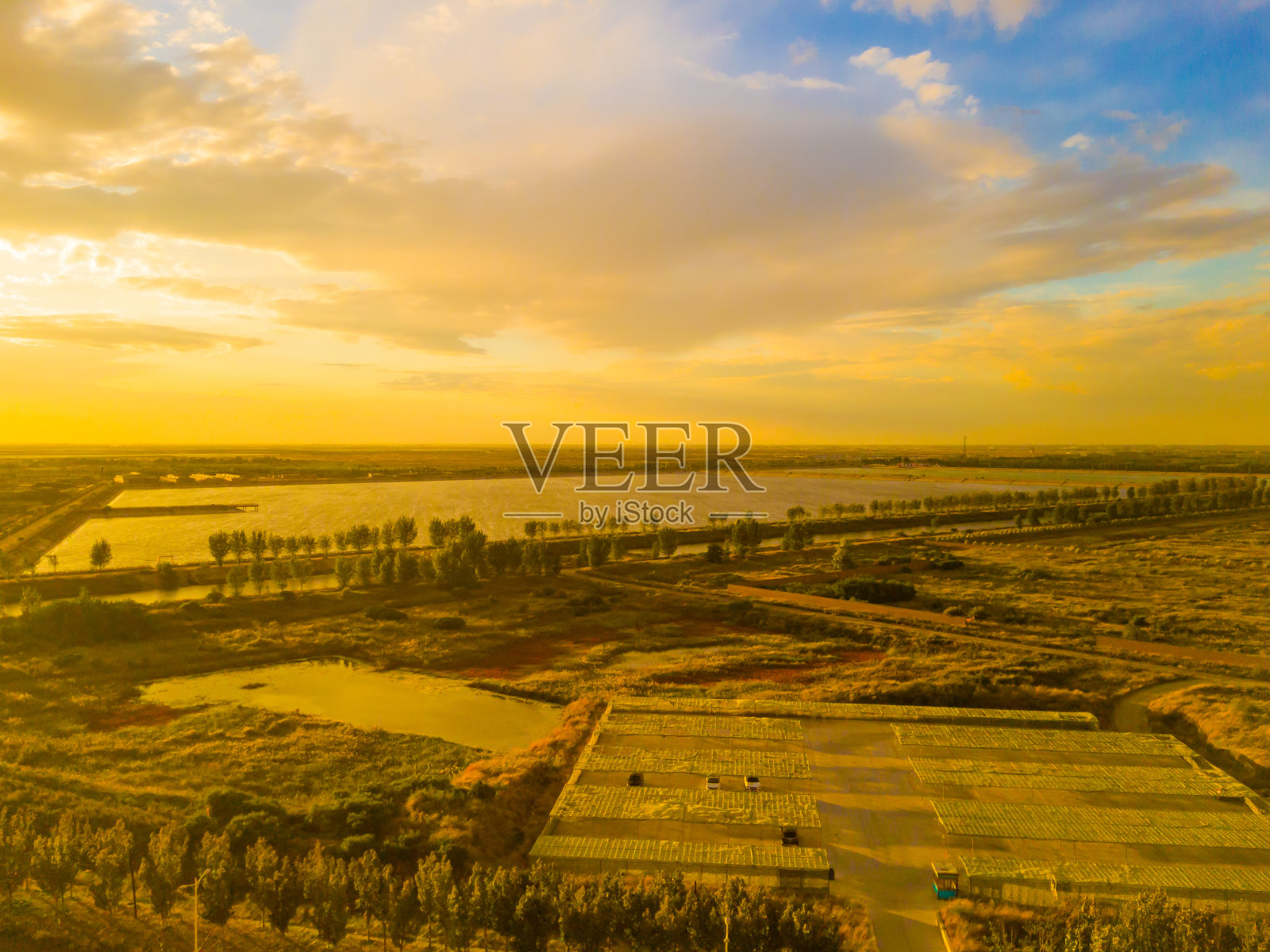从高处俯瞰河北省的沿海公路、农田和老工厂照片摄影图片