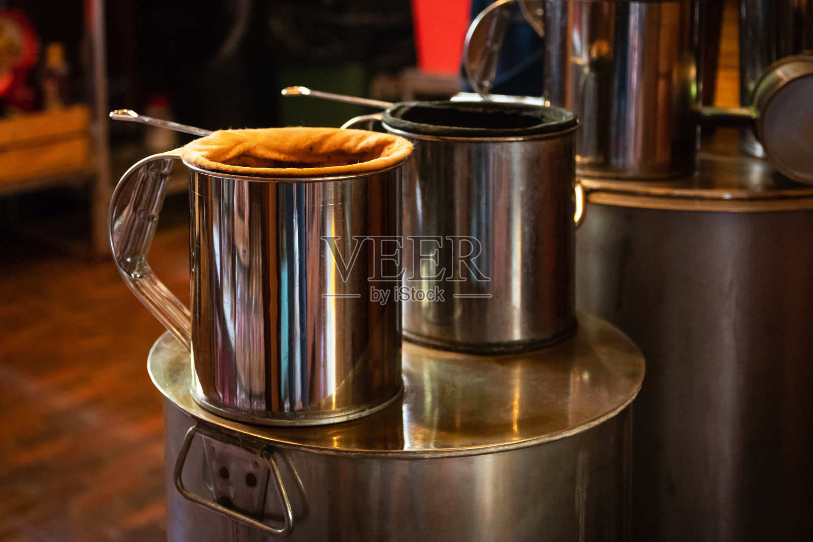 用古不锈钢壶装咖啡袋泡制泰式咖啡和茶。照片摄影图片