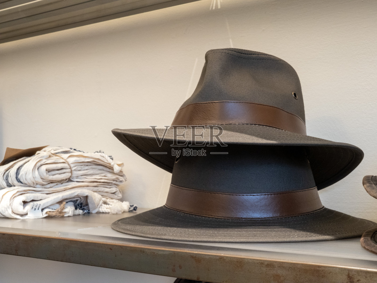 在百货商店的服装区展示的两顶软呢帽照片摄影图片