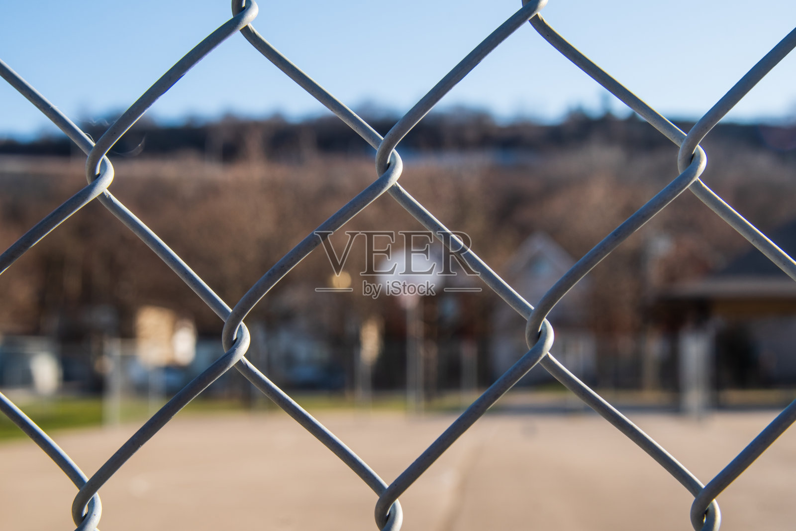 铁链围栏与篮球场的背景照片摄影图片