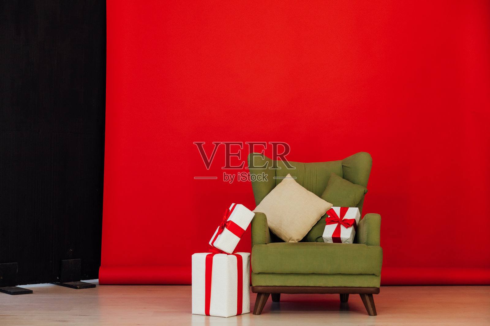 绿色的复古椅子在红黑房间的内部照片摄影图片