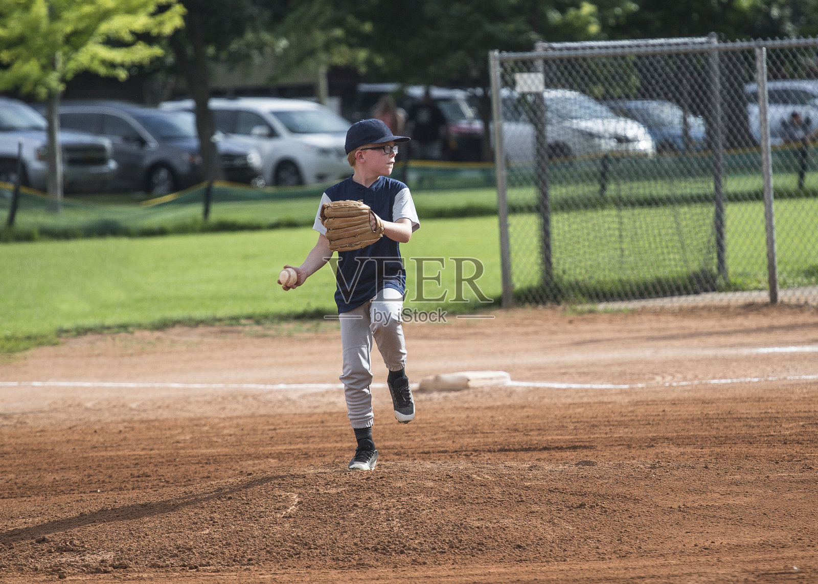 一个少年棒球联盟投手投掷一个球的全长动作照片照片摄影图片