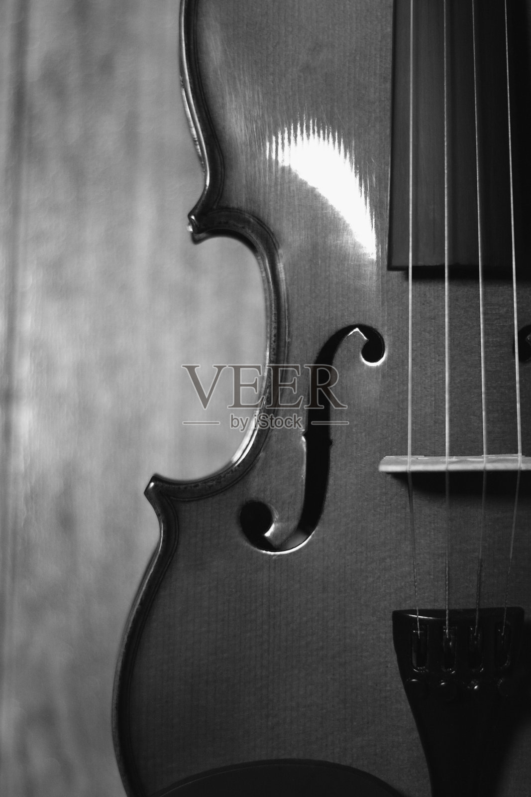 古老的黑白四弦小提琴与木材背景照片摄影图片
