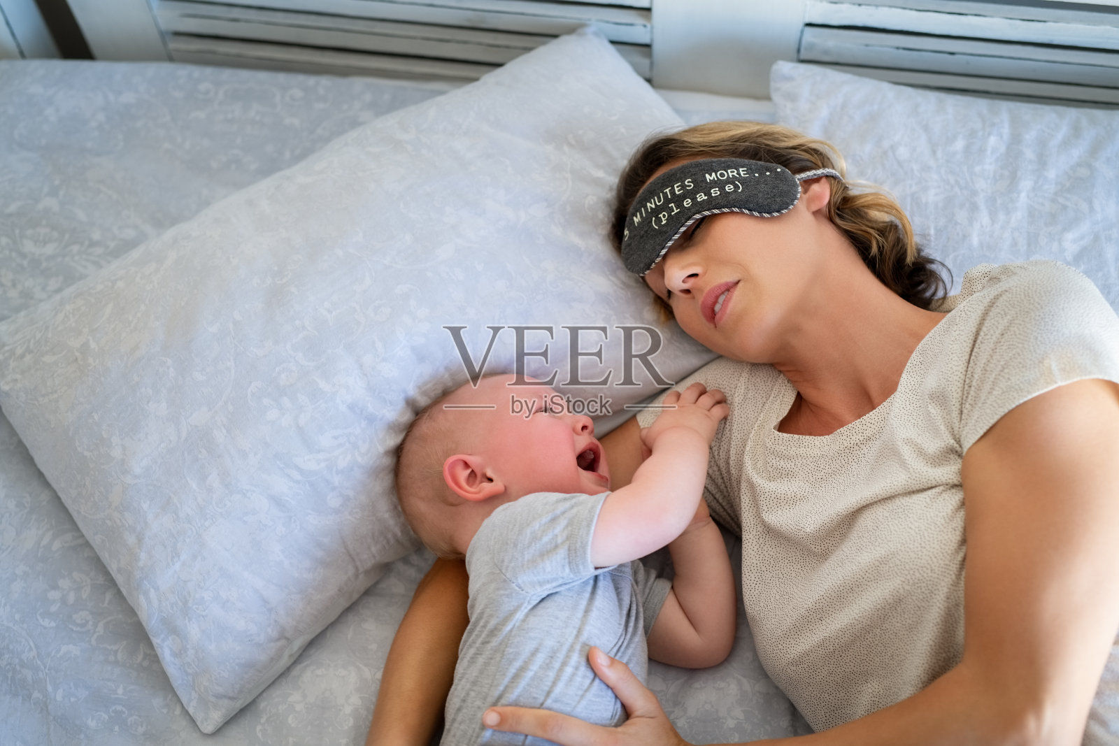 妈妈睡着的时候，孩子在哭照片摄影图片