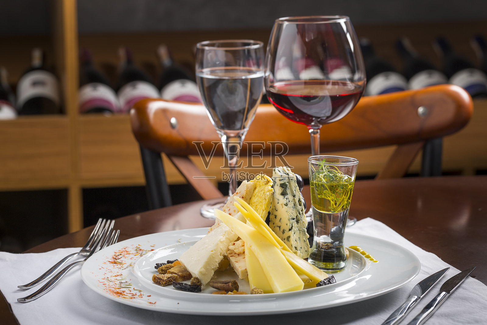 奶酪拼盘和加拉塔，旁边是葡萄酒照片摄影图片