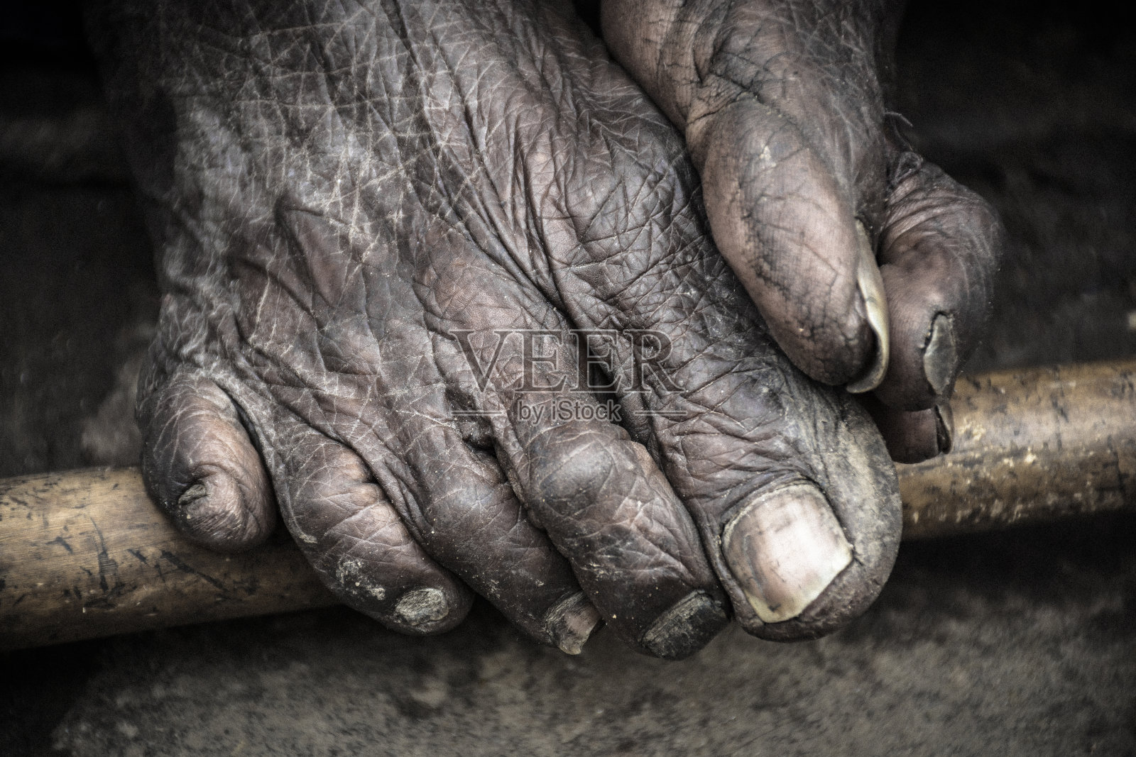 一个街头女人的脚照片摄影图片