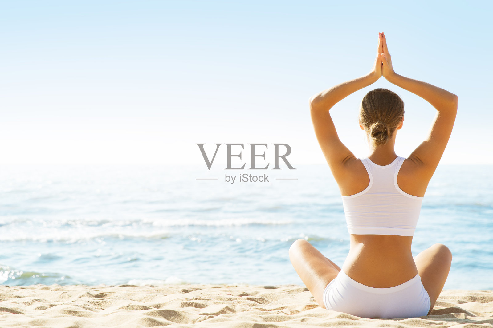 瑜伽冥想练习，放松女人坐在海滩海岸，户外锻炼照片摄影图片