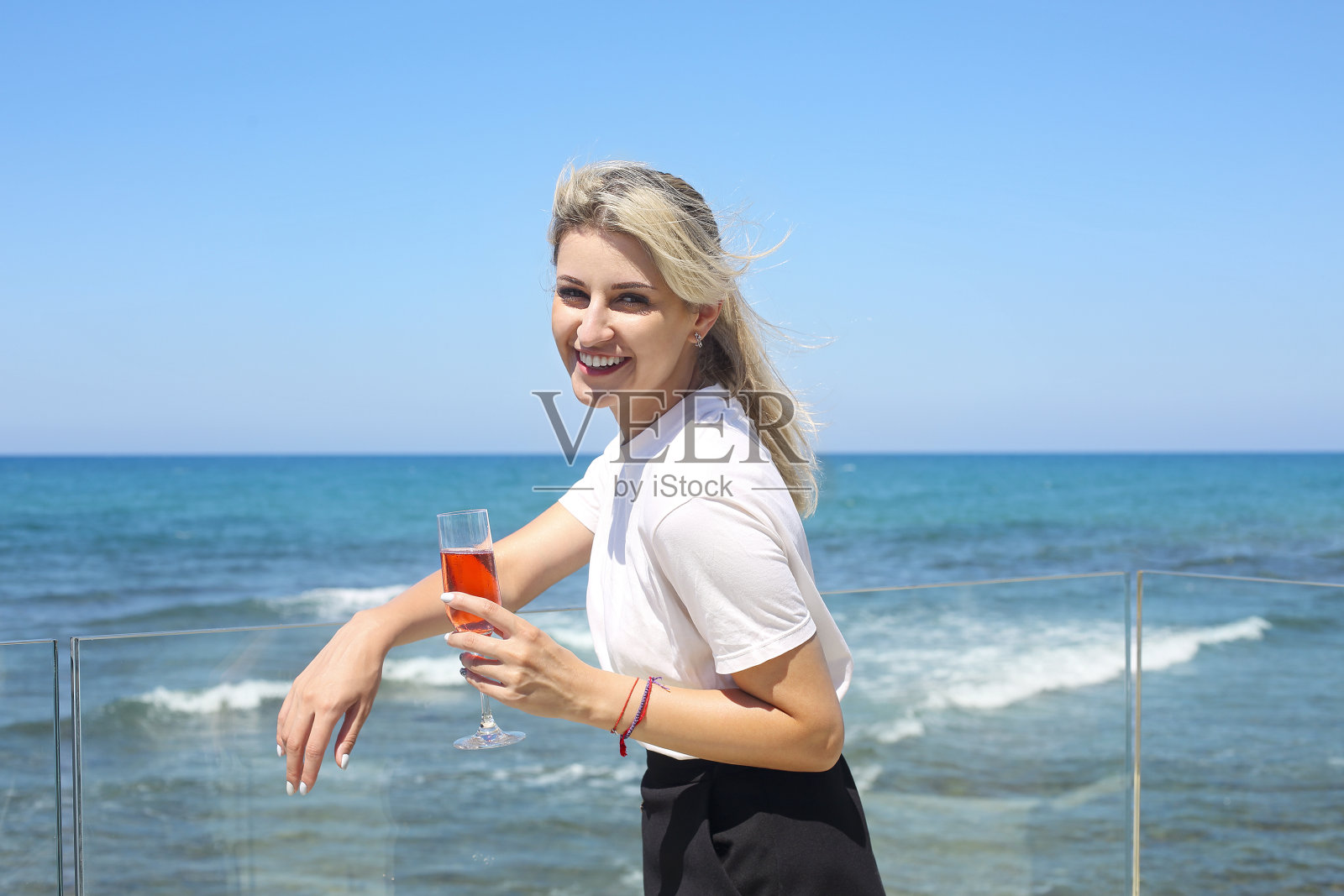 喝着红酒享受游轮之旅的女人照片摄影图片