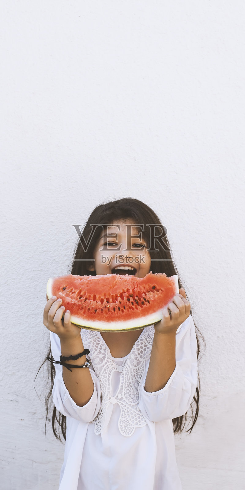 吃西瓜的少女。快乐的童年。夏天的女孩。照片摄影图片