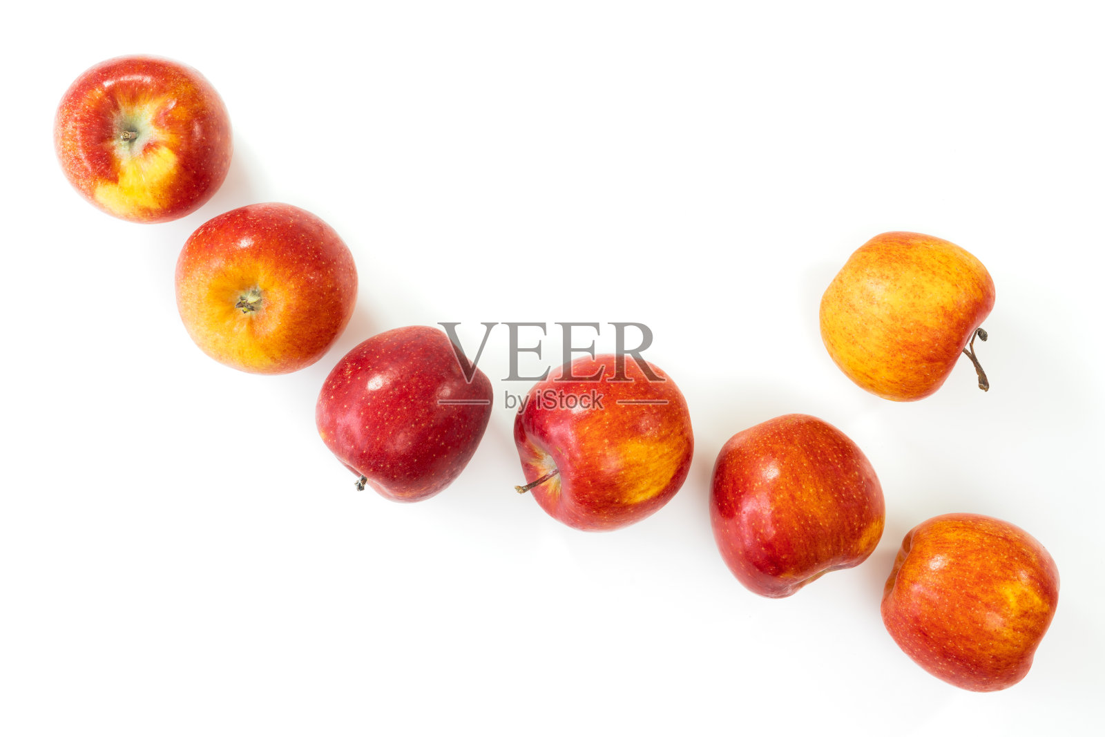 新鲜的红苹果靠近白色的背景与拷贝空间，从上面看照片摄影图片
